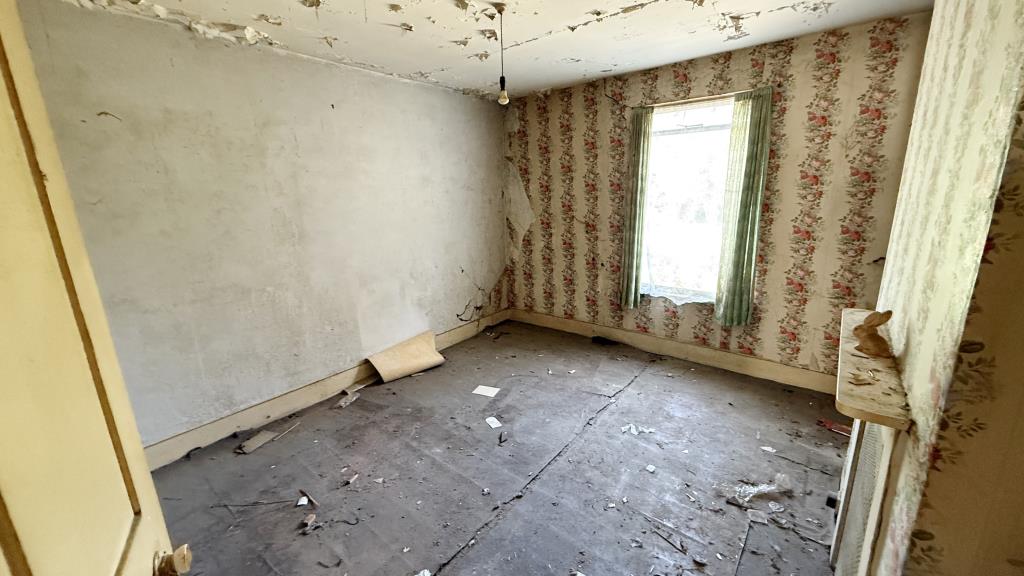 Lot: 106 - HOUSE IN NEED OF MODERNISATION AND REFURBISHMENT - Interior image of front bedroom from landing